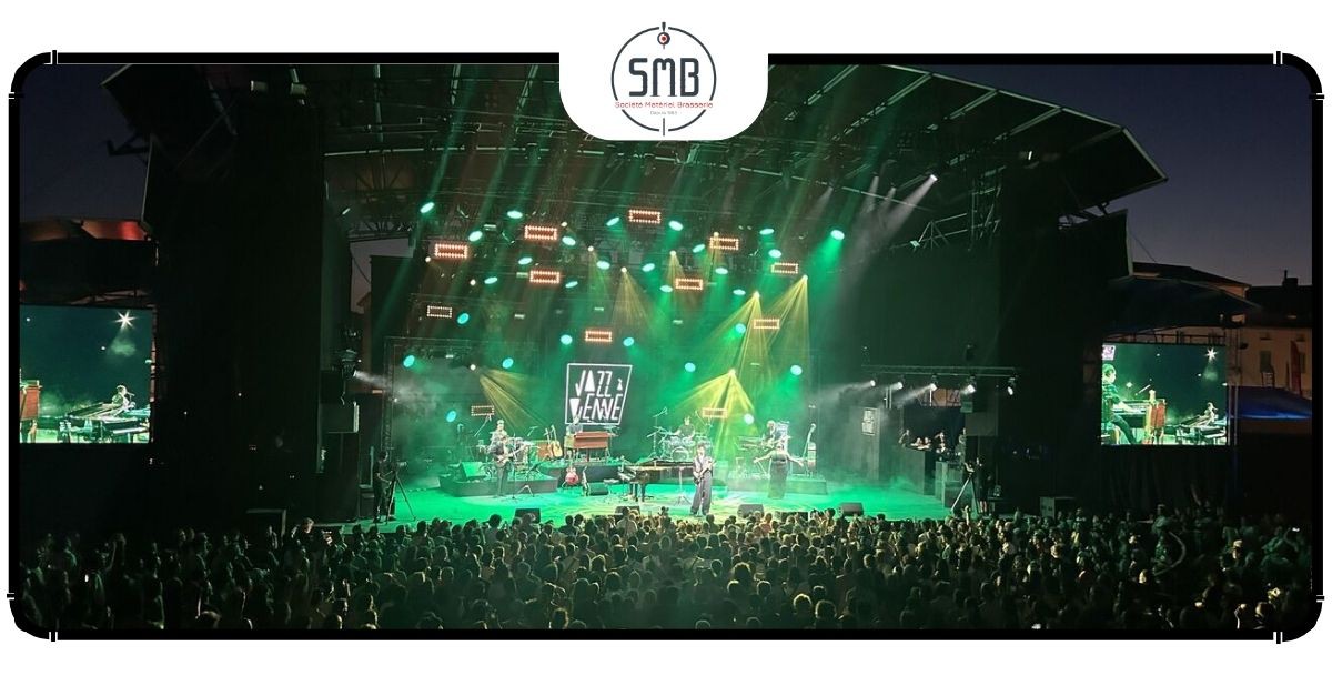 Musiciens se produisant sur la sc&egrave;ne du festival de jazz &agrave; vienne devant une foule de spectateurs 