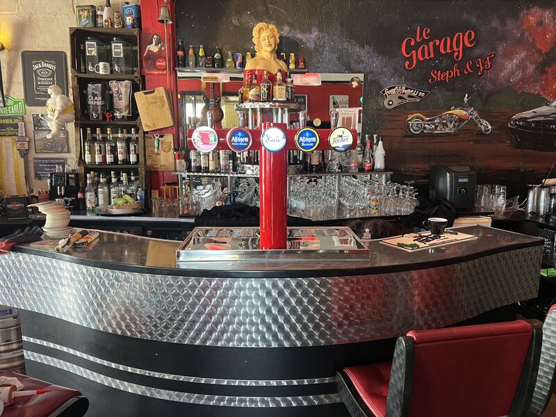 Comptoir d'un bar habill&eacute; d'une colonne de tirage Smoking rouge 